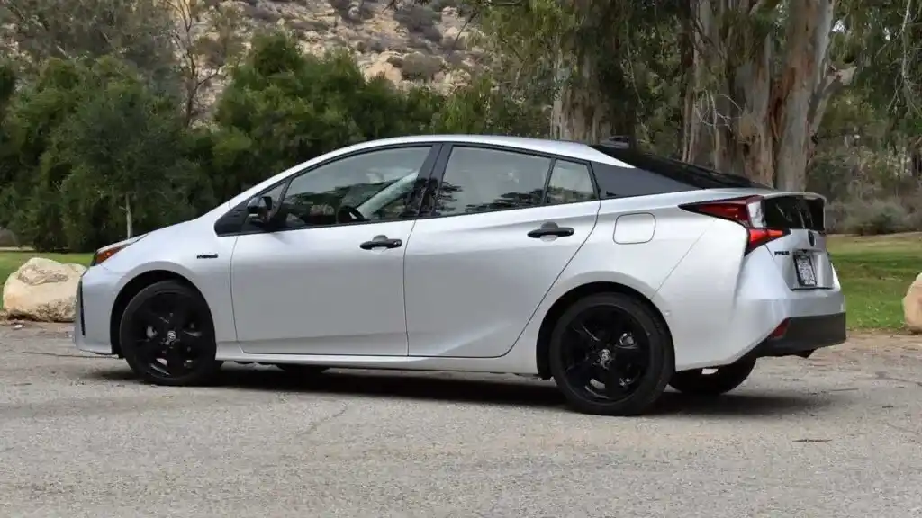 A side view of a silver toyota prius