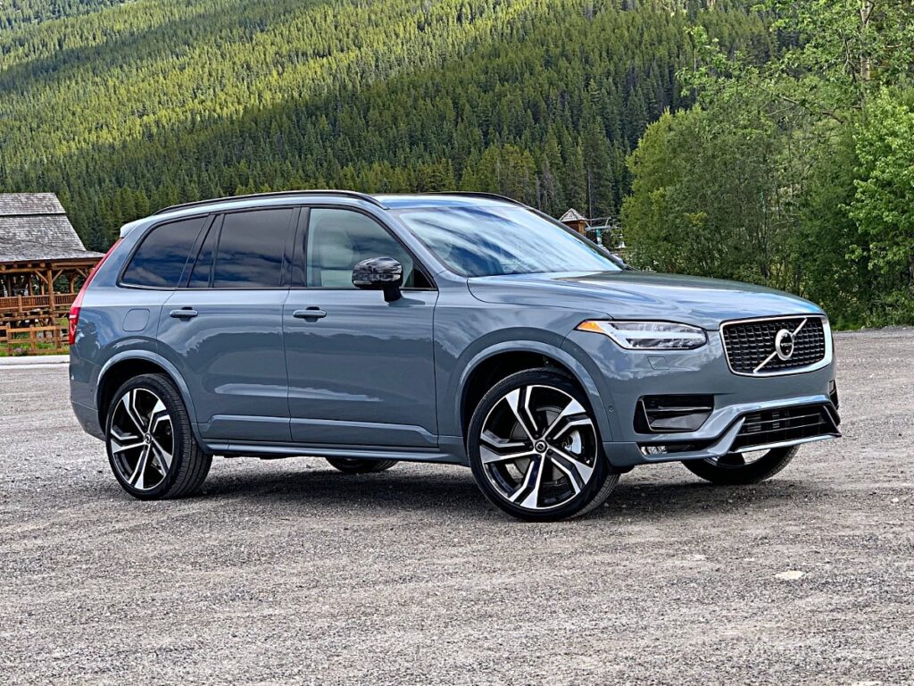 A view of a silver Volvo XC Best AWD Car